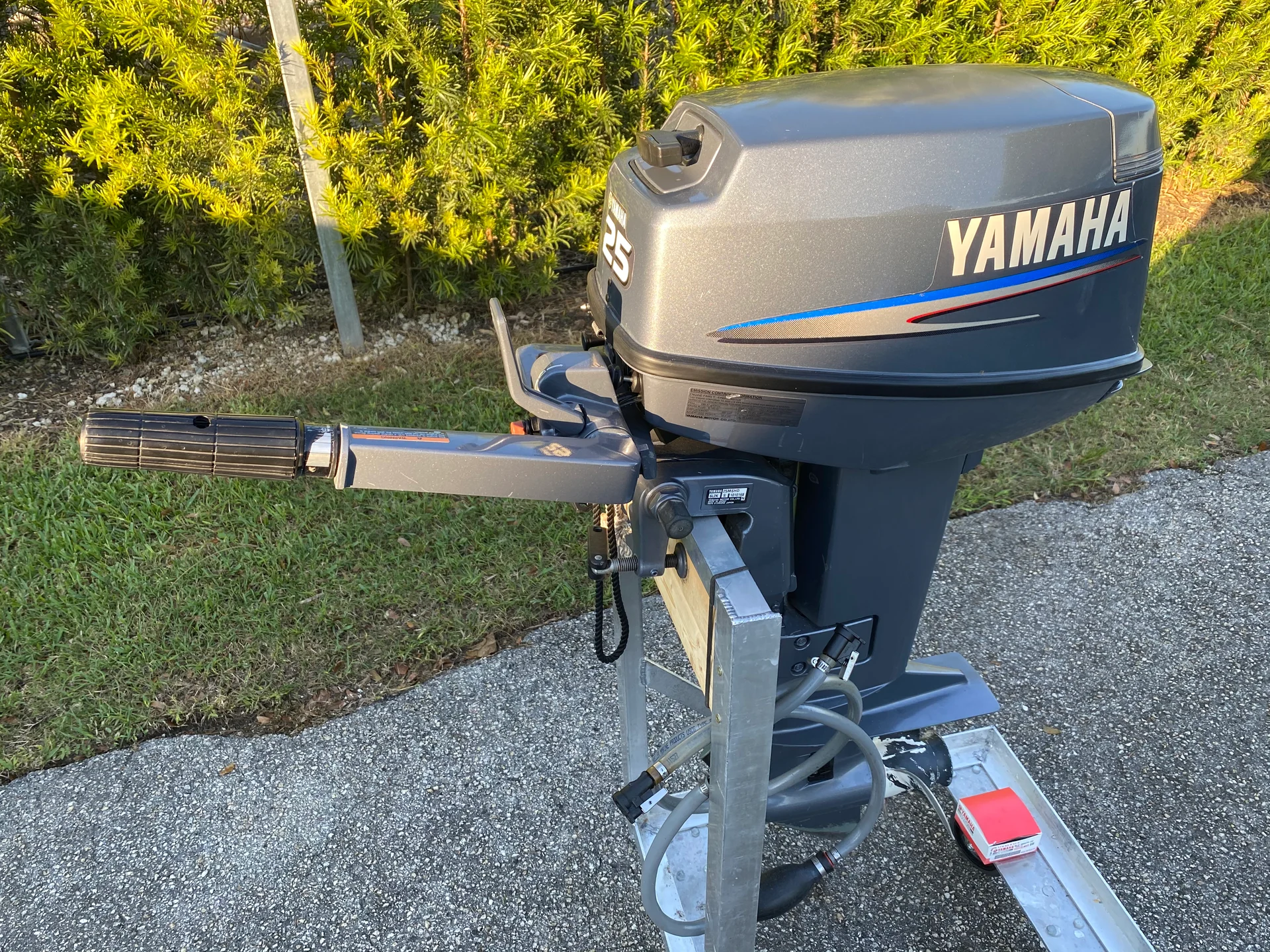 2004 Yamaha 25 HP 2 Cyl Carbureted 4-Stroke 20″ (L) Tiller Outboard Motor.